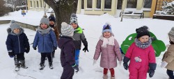 "Wesołe Zabawy na śniegu na placu przedszkolnym"