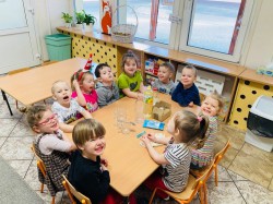 " Eksperyment Pływające kulki"