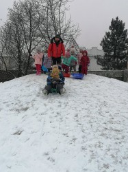 Zimowe zabawy na śniegu 