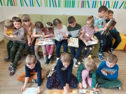  Z WIZYTĄ W BIBLIOTECE SZKOLNEJ