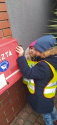 "Idą święta, nie o SMS-ie, lecz o kartce pamiętaj"