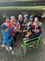 Zabawy na placu przedszkolnym 